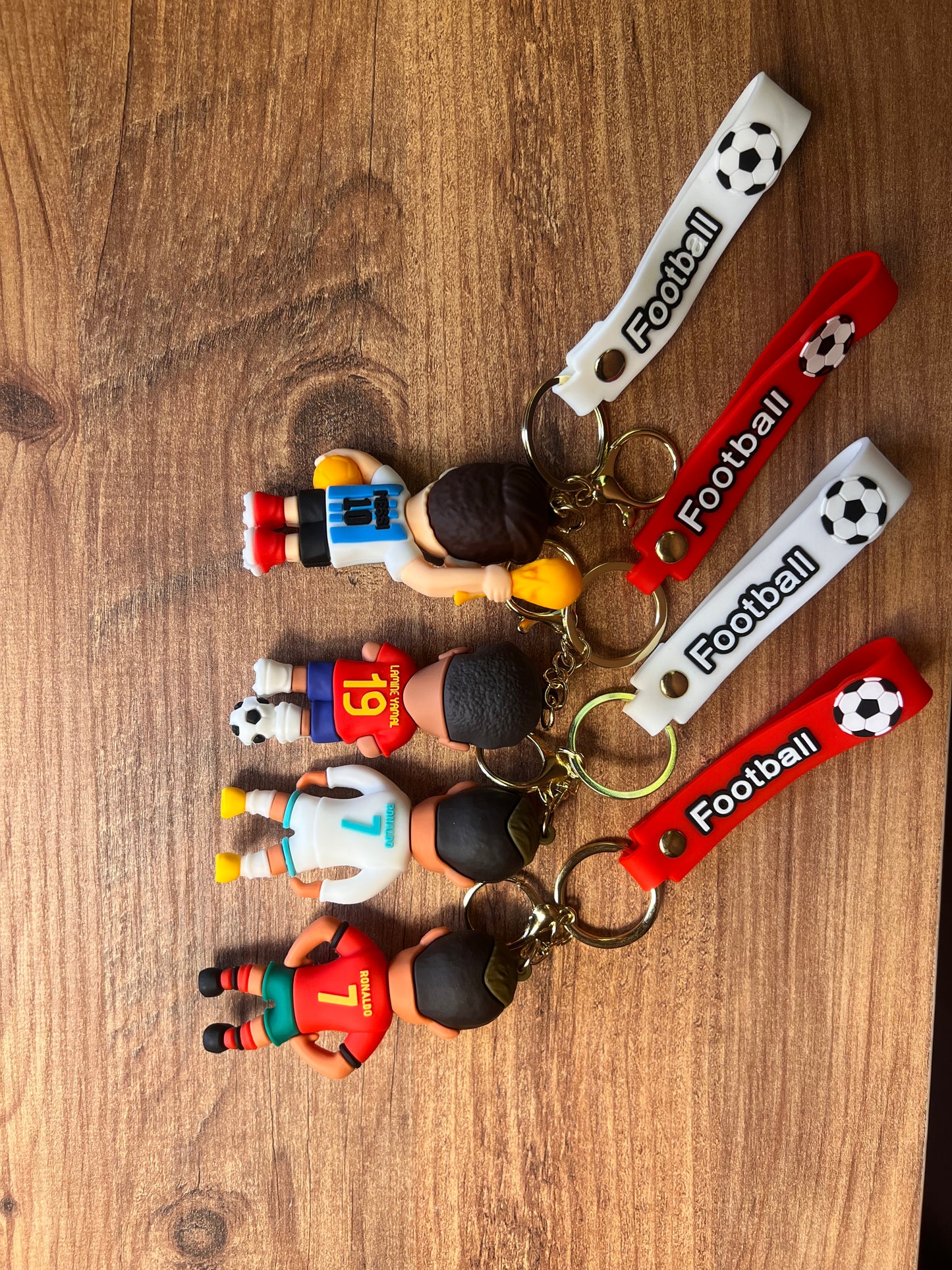 مداليه مع مجسم مصغر للاعب.