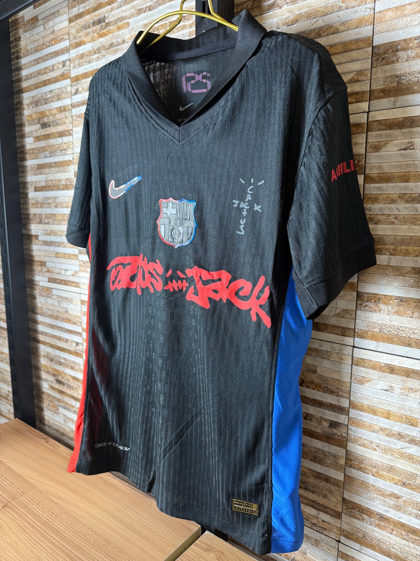 تيشيرت برشلونه الثاني 2025 نسخه لاعب