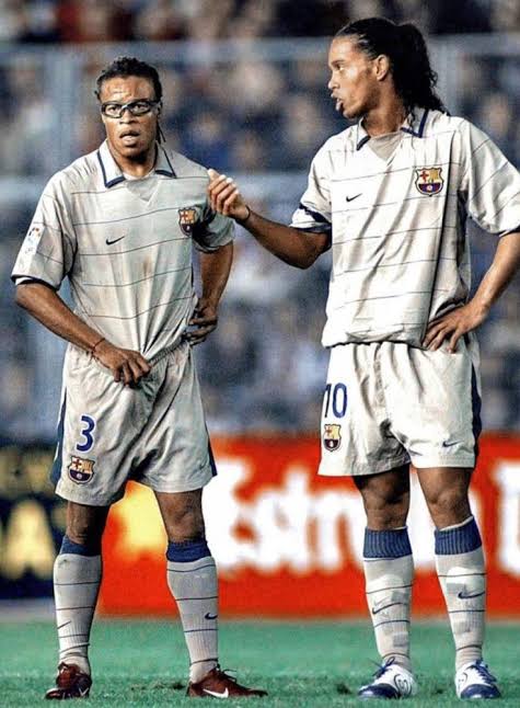 تيشيرت برشلونة كلاسك 2004-05 مطبوع رونالدنيهو او حسب طلب