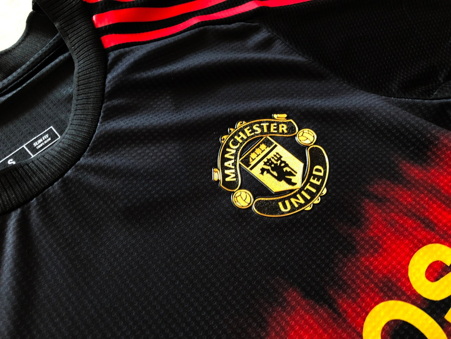 تيشيرت مانشستر يونايتد نسخه خاصه 2025