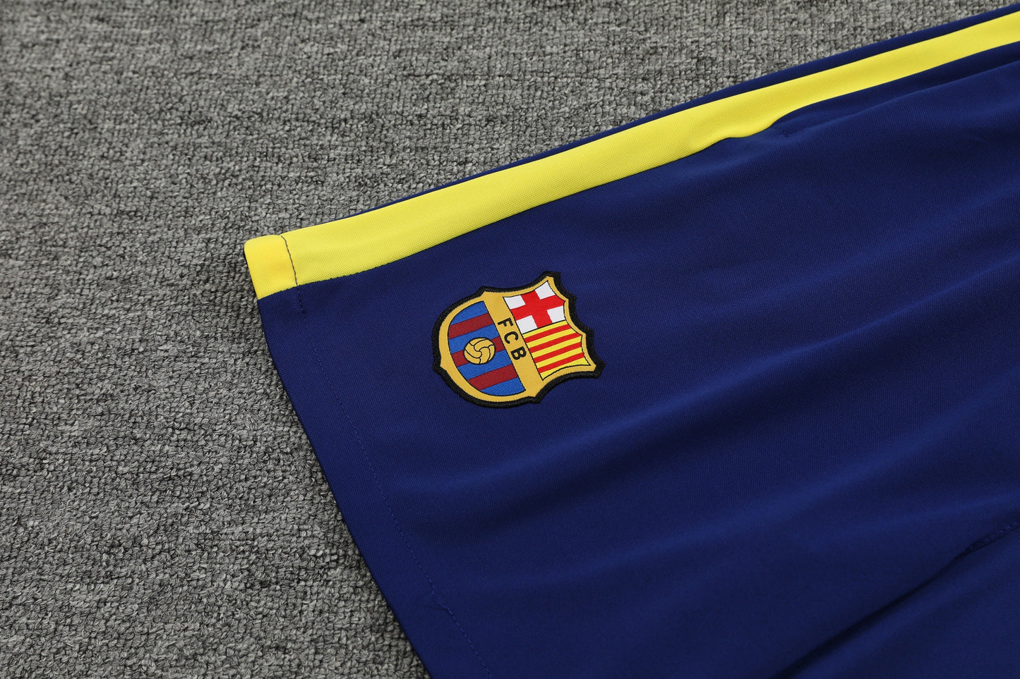 طقم تدريب برشلونة باللون الرمادي 2023/24